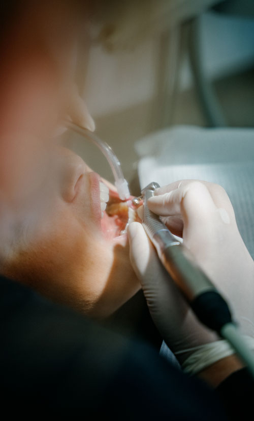 Zahnärztliche Behandlung eines Patienten in der Zahnarztpraxis Rage-Holm in Bocholt